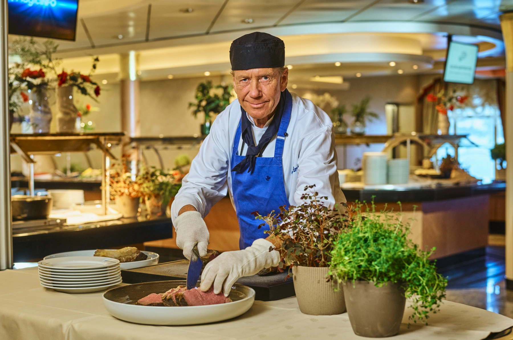 Kokk som skjærer opp kjøtt