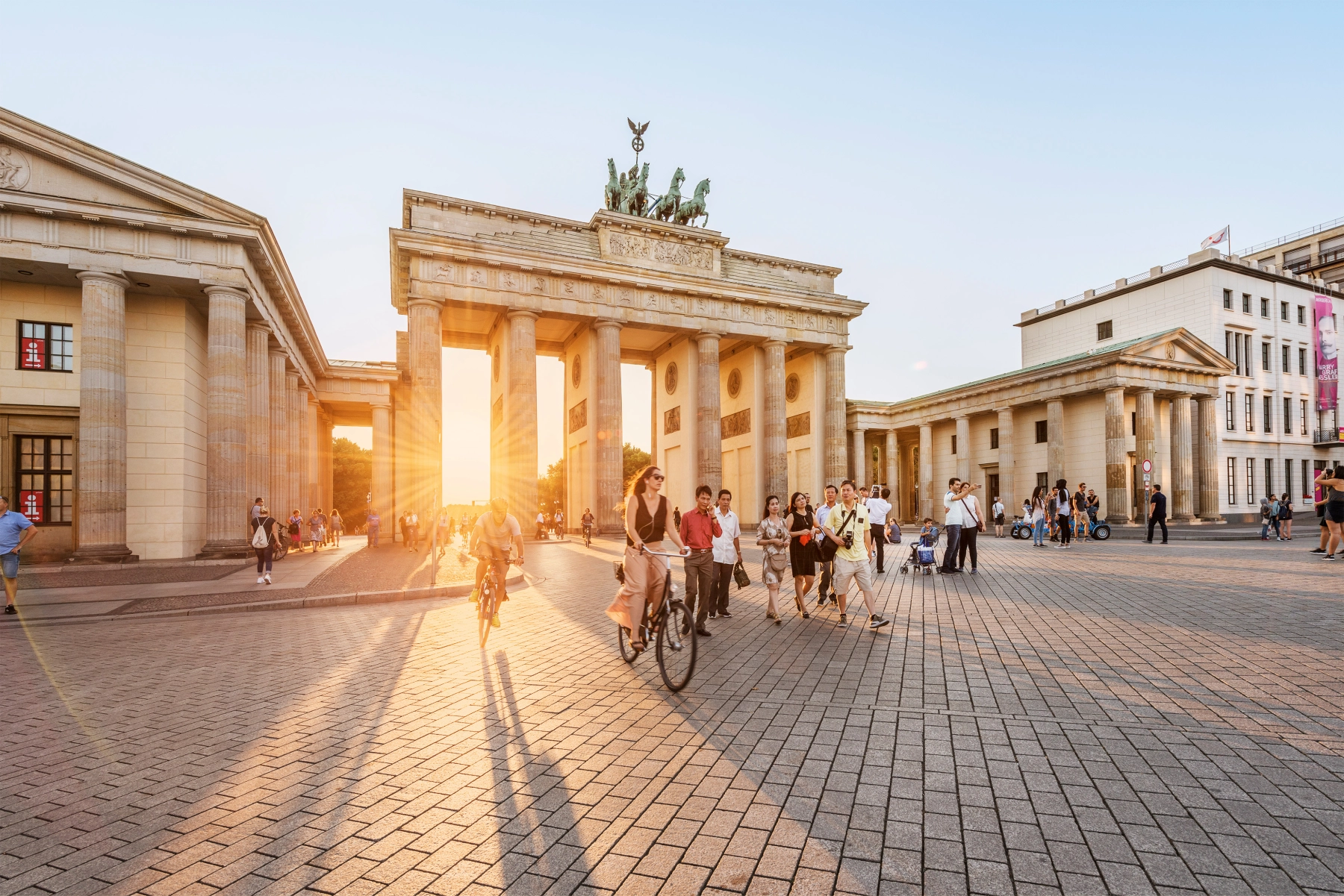 Brandenburger_Tor_regierungsviertel01_Foto_Dagmar_Schwelle_OCV.jpg