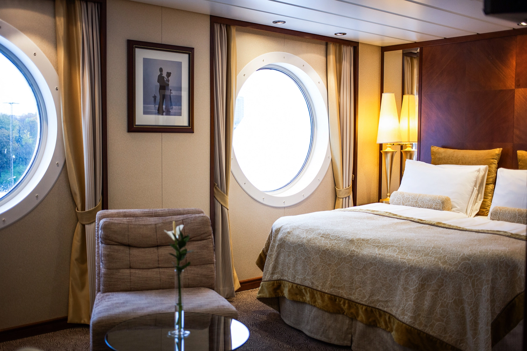 Dobbeltseng, stol og to vindu