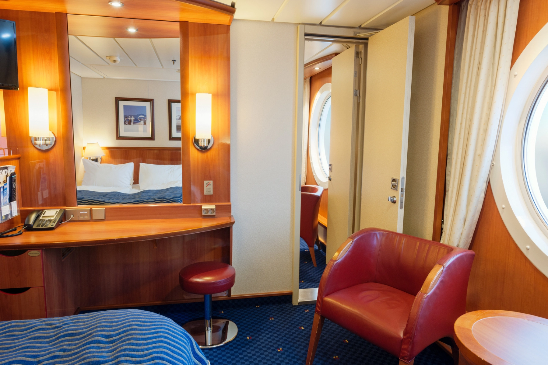 Color class-lugar med åpen dør inn til nabolugaren