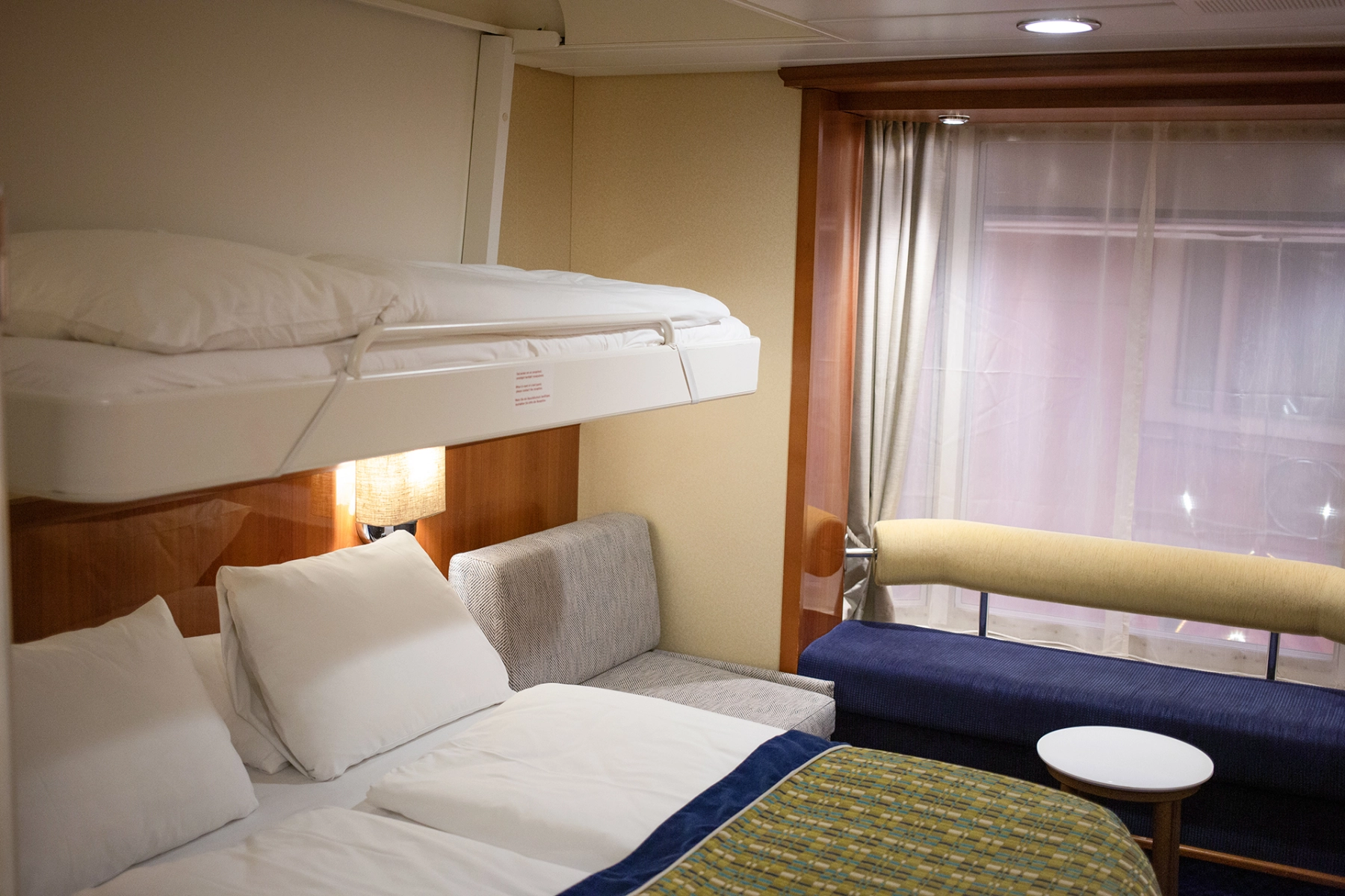 Color Class-lugar med promenadeutsikt og nedfelt seng