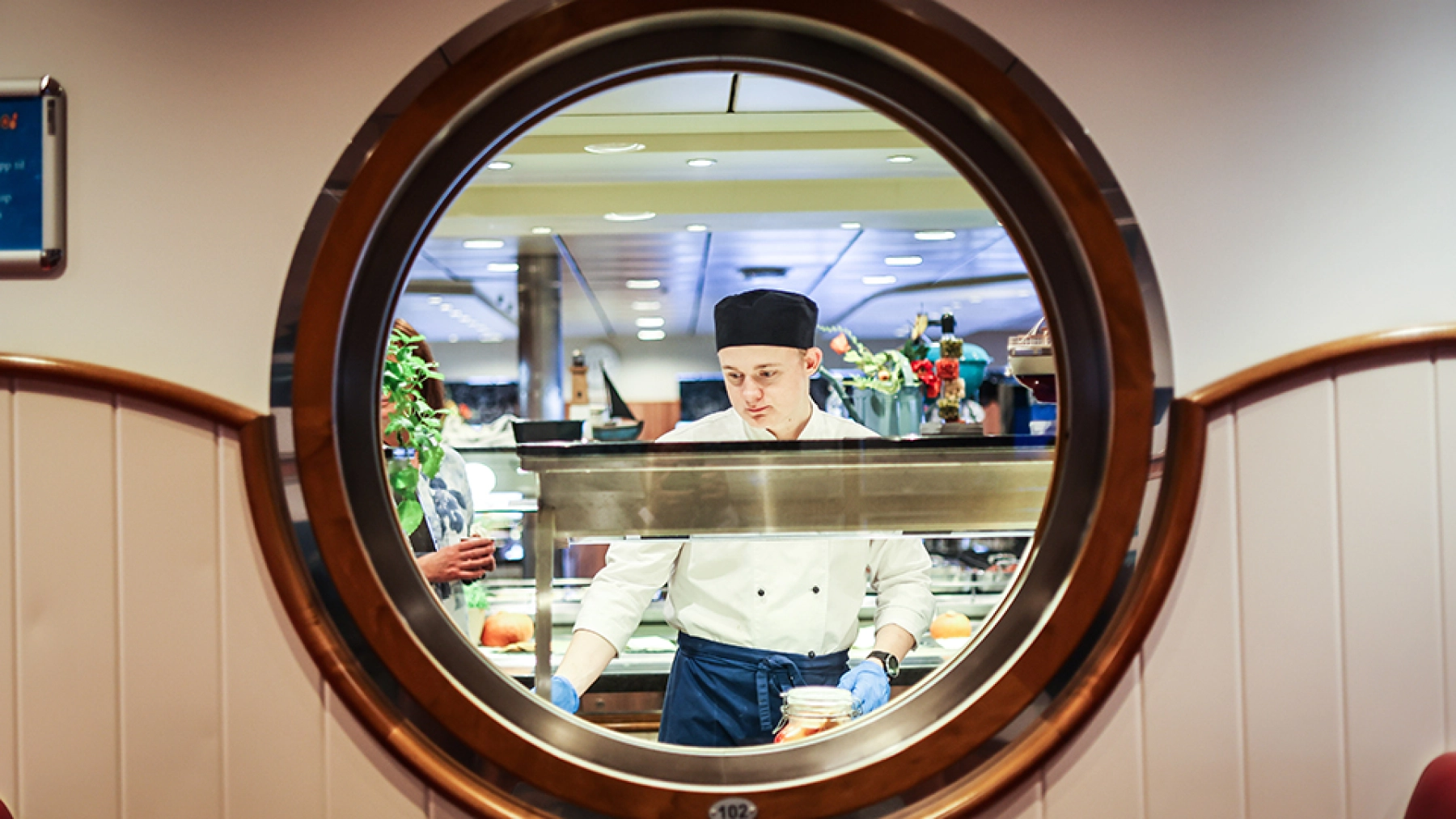 Kokk i buffeten på SuperSpeed 1.jpg