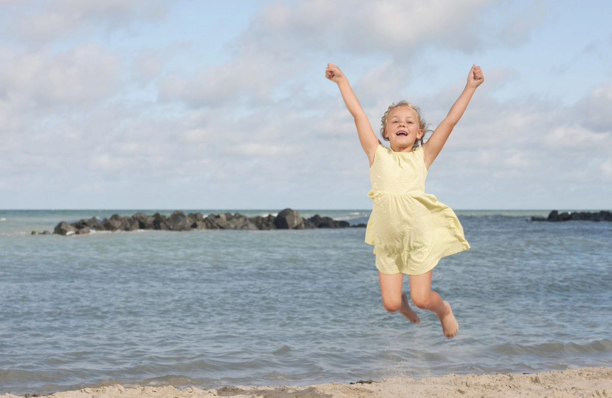 Jente på strand.jpg
