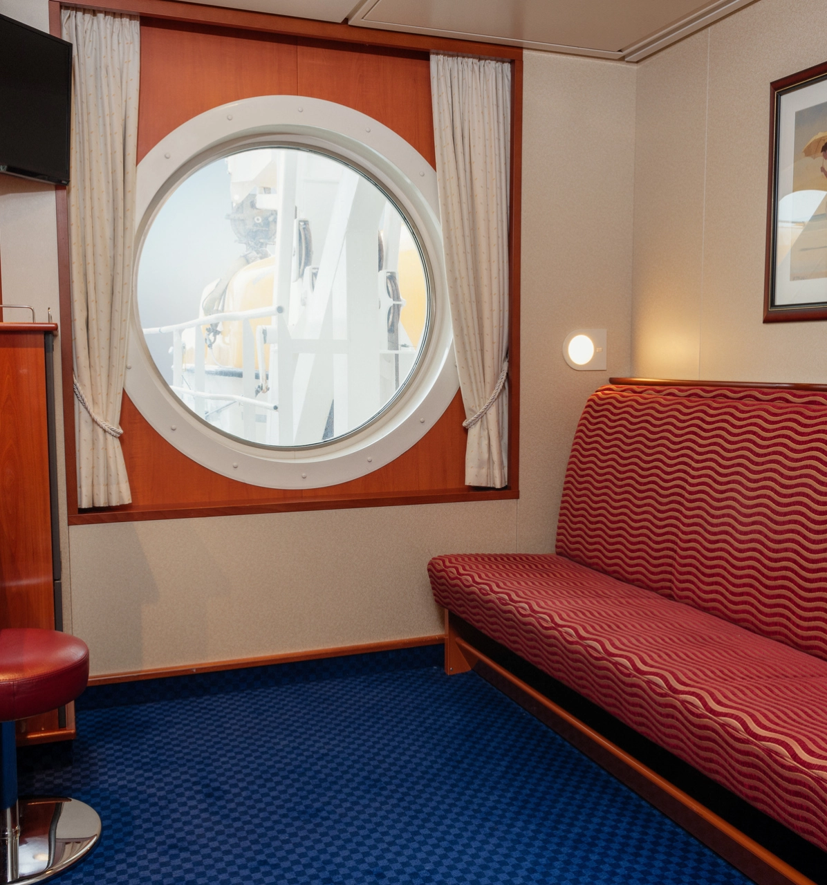 Standard lugar med køyeseng og begrenset havutsikt