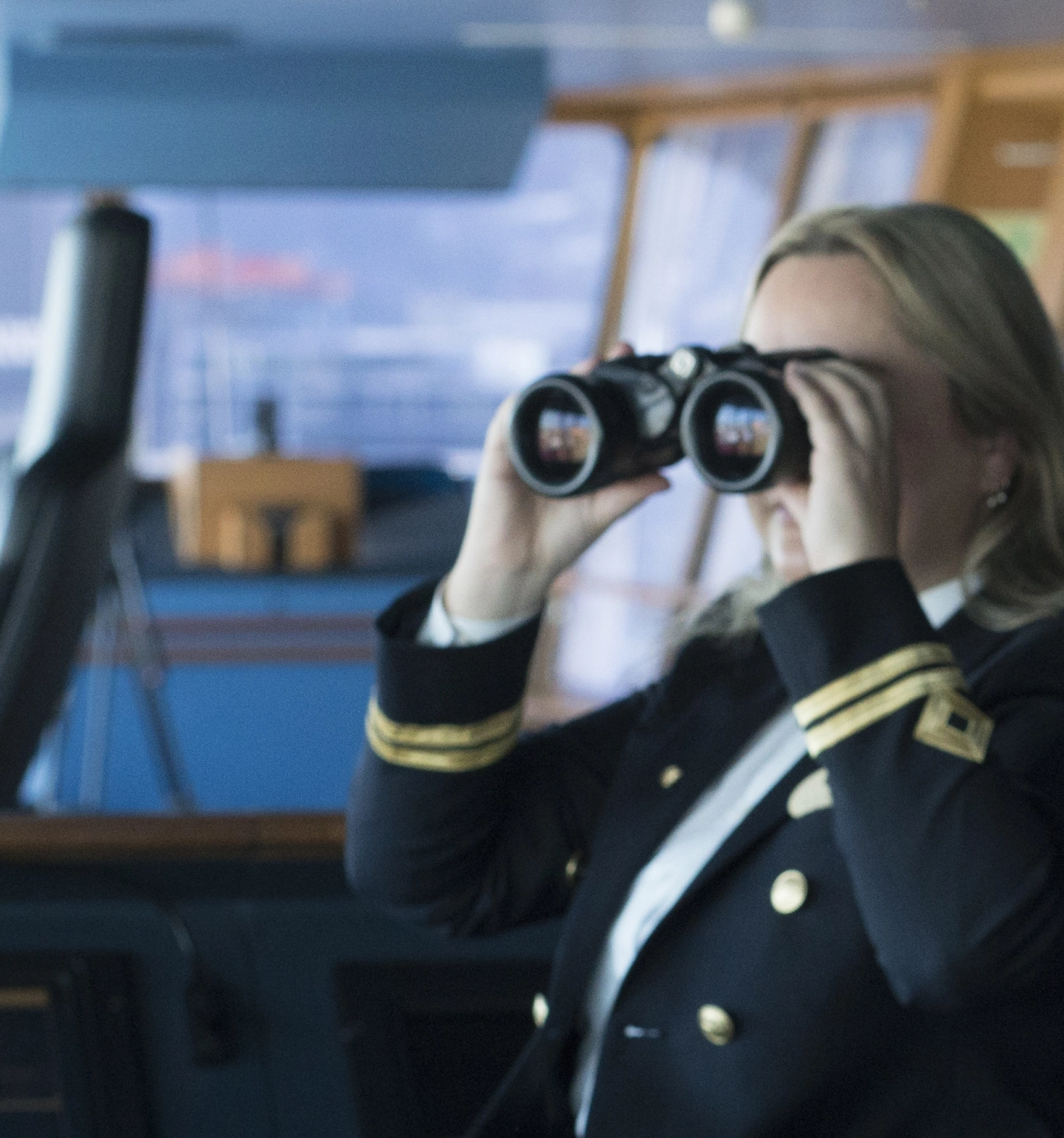 Styrmann med kikkert på broen