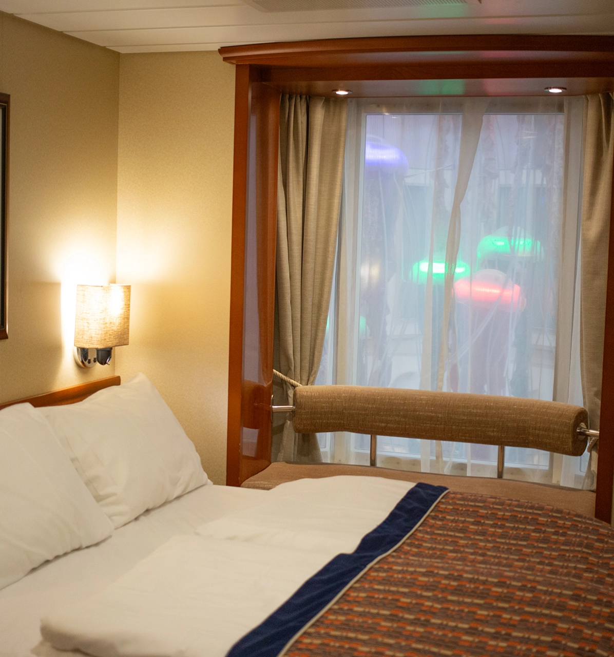 Standard lugar med dobbeltseng og vindu mot promenaden