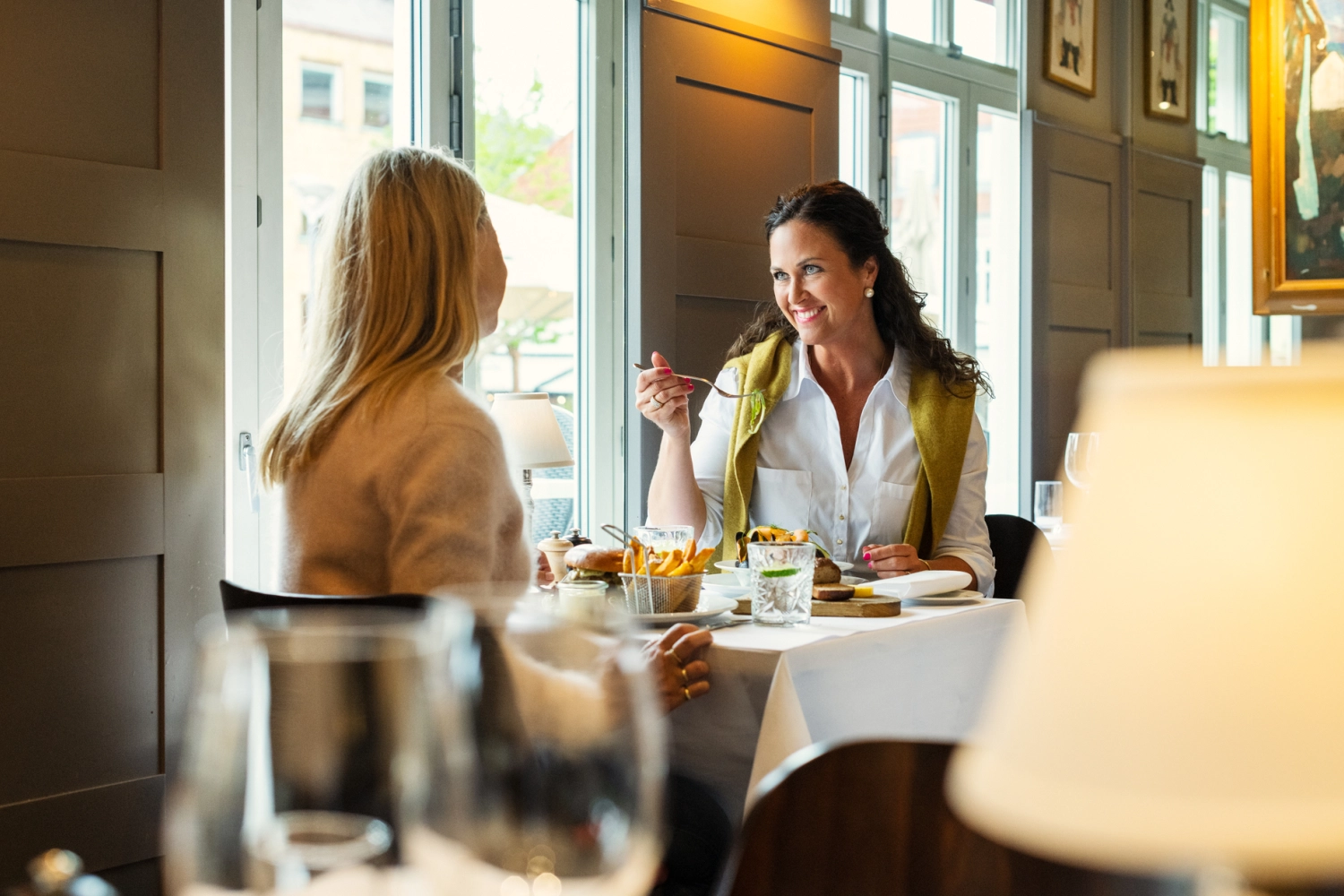 Damer på restaurant i Aalborg