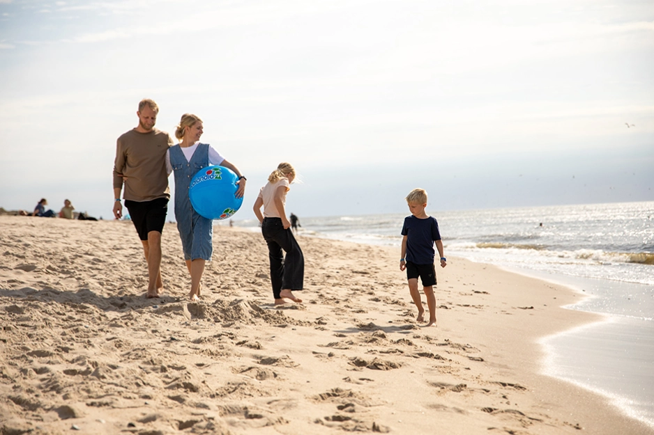 Familie på stranden ved Søndervig.jpg