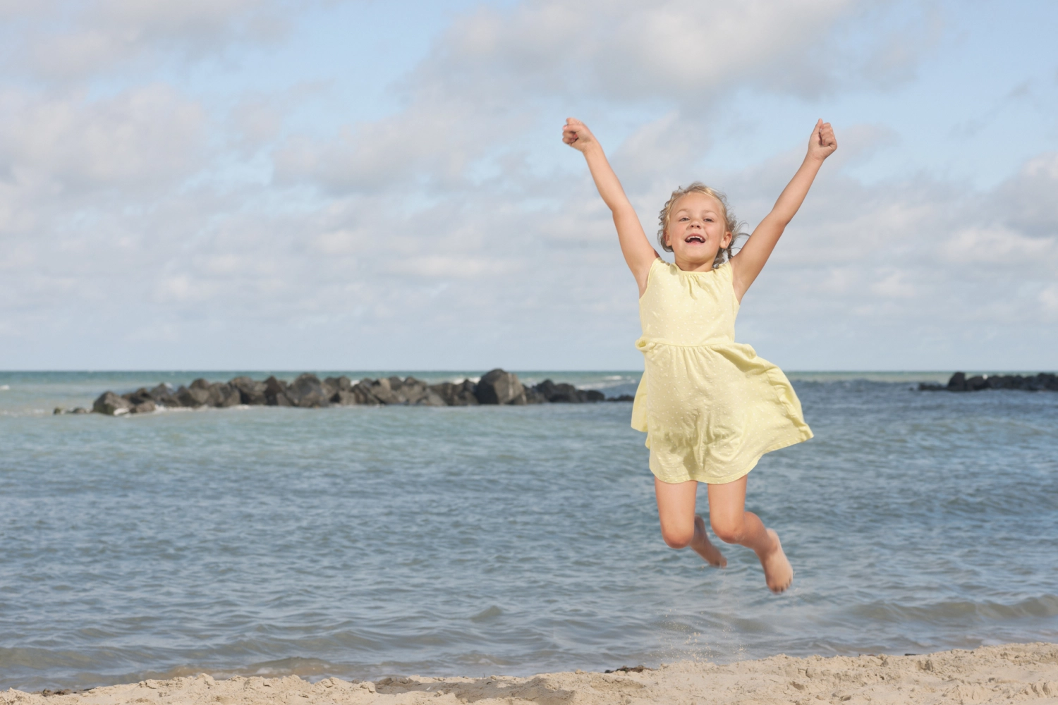 Jente på strand.jpg