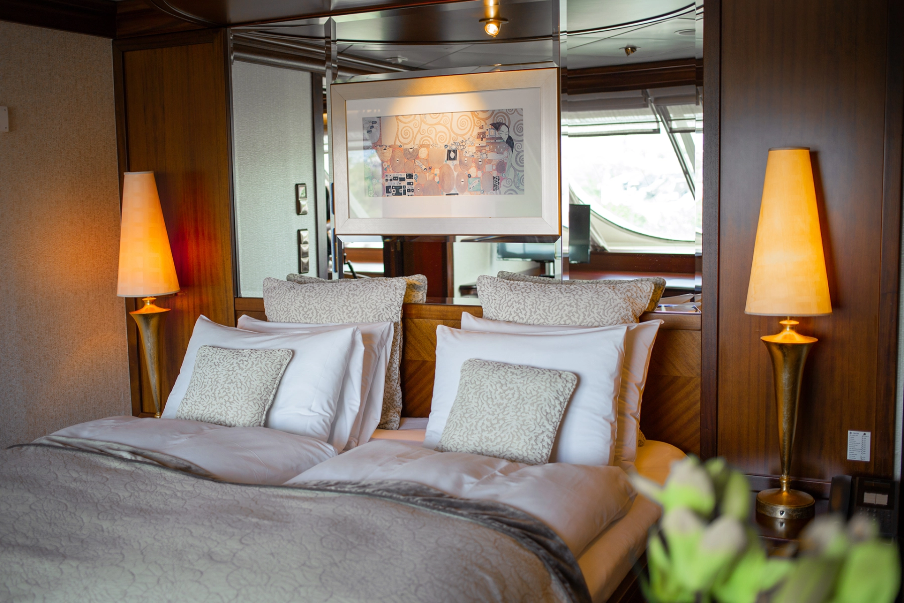 Dobbeltseng og skrivebordslamper