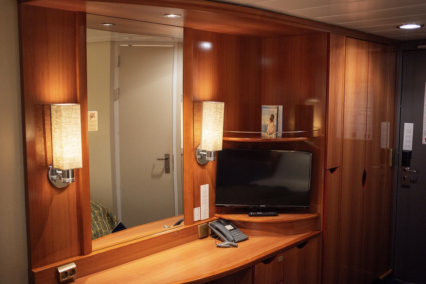 TV og skrivebord i Color Class-lugar