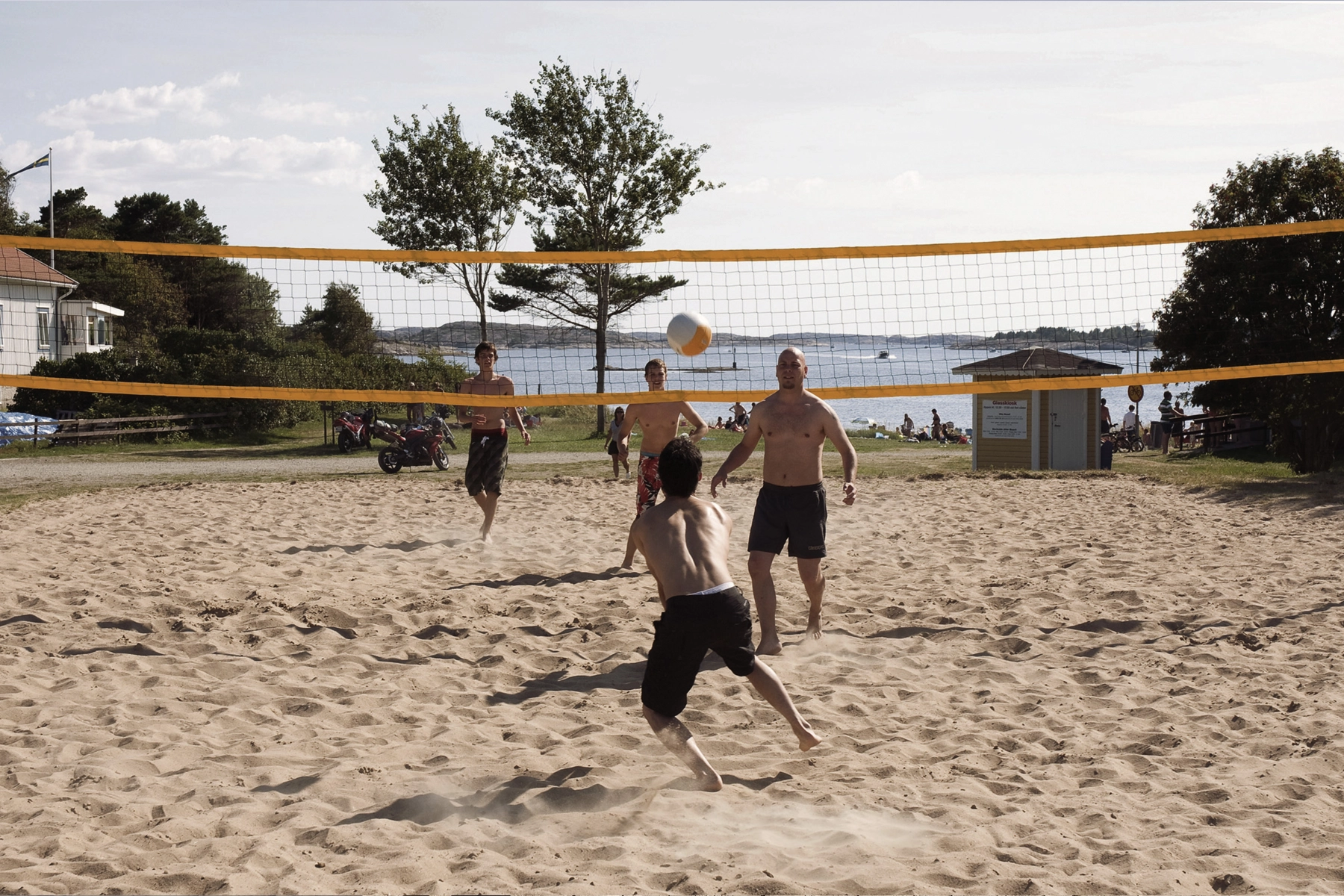 Kompisgang-spelar-volleyboll-stranden-vastlusten-bohuslan-tanumstrand-12.jpg