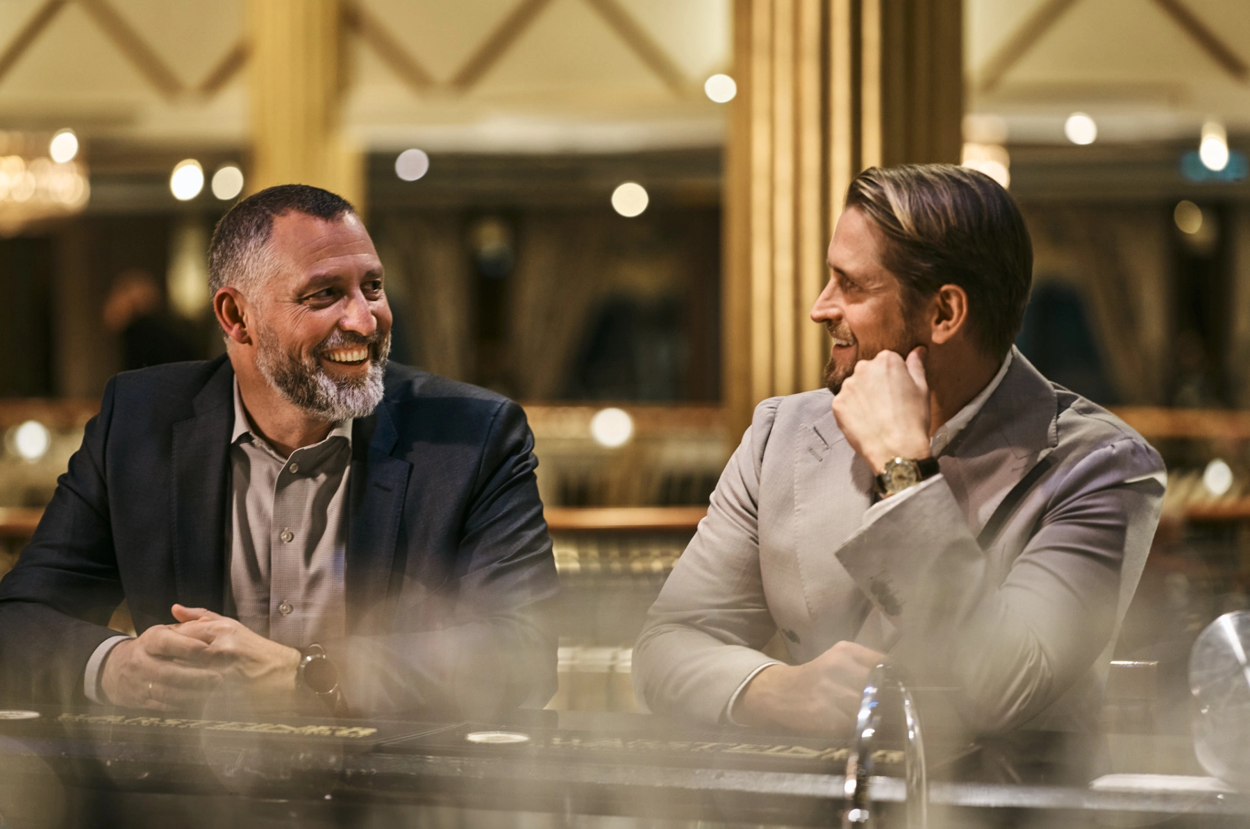 To menn som snakker sammen i Manhattan Bar