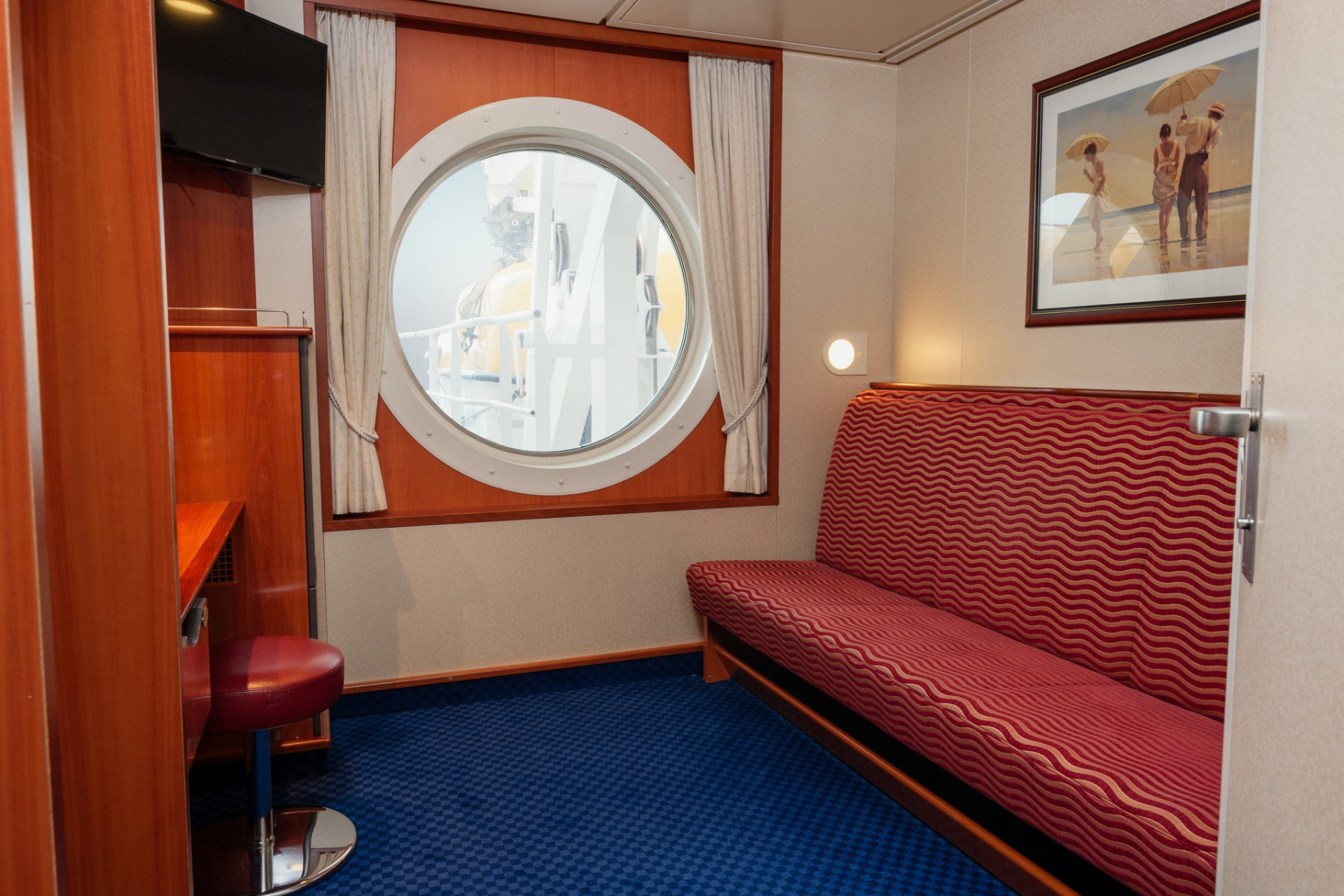 Standard lugar med køyeseng og begrenset havutsikt