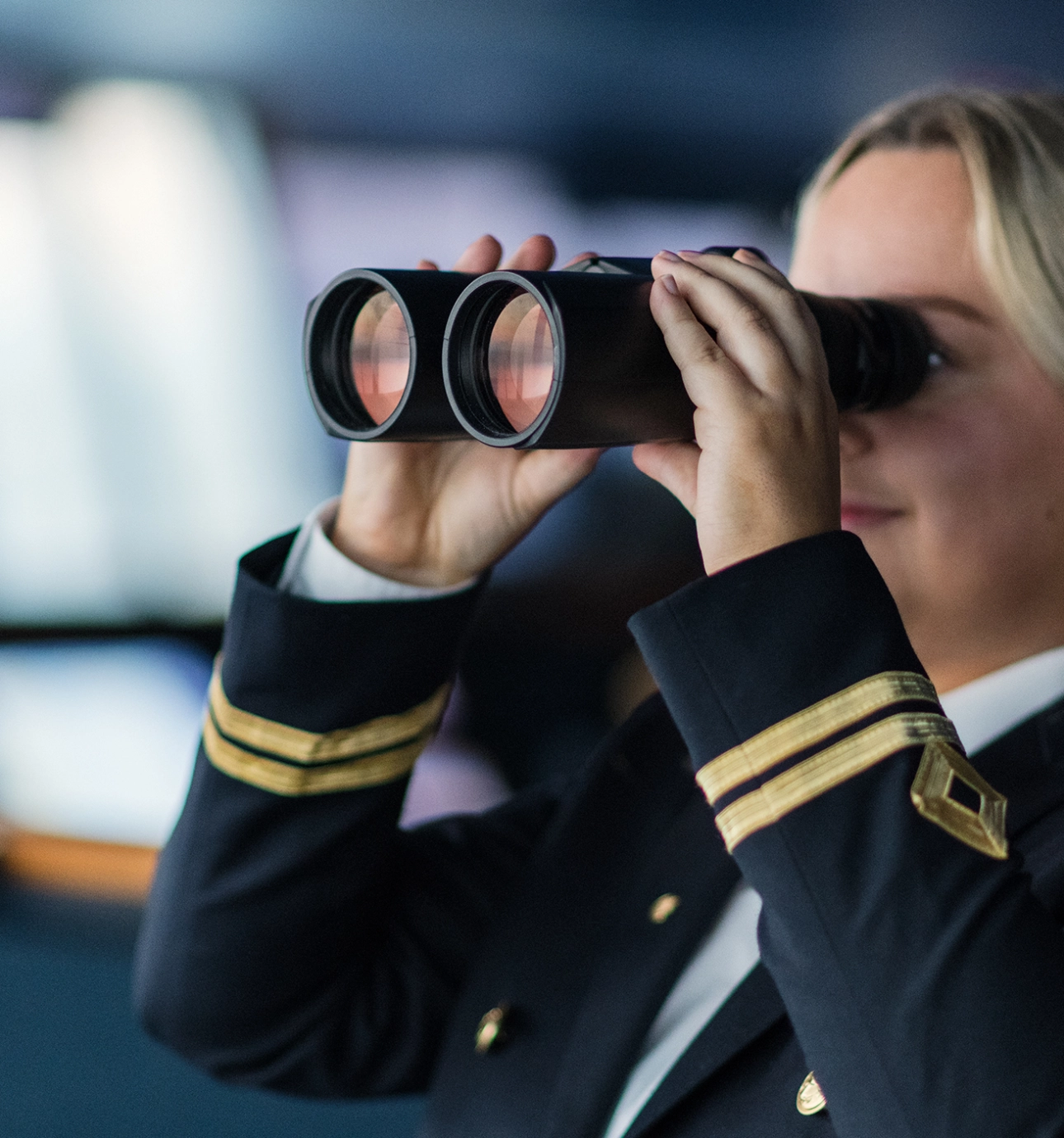 2. styrmann som ser i en kikkert på broen