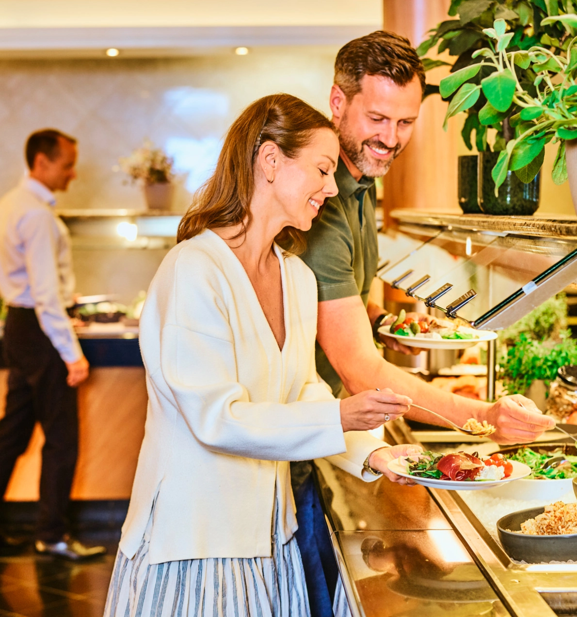 Par som forsynner seg fra buffeten