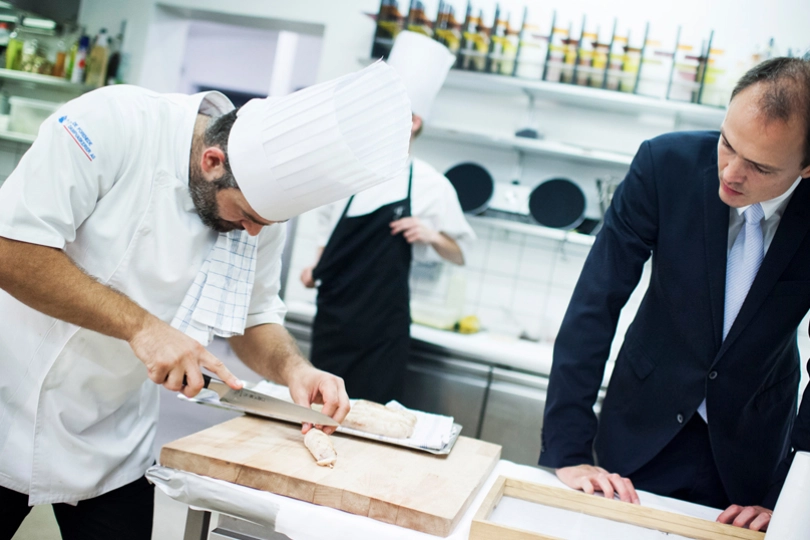 Kokk i aksjon i restaurant Frederikshøj i Aarhus.jpg