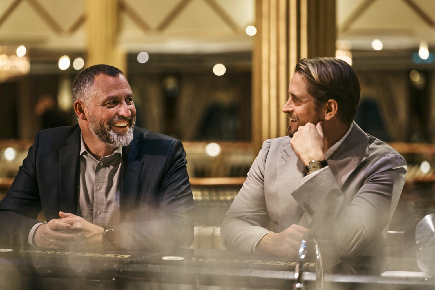 To menn som snakker sammen i Manhattan Bar