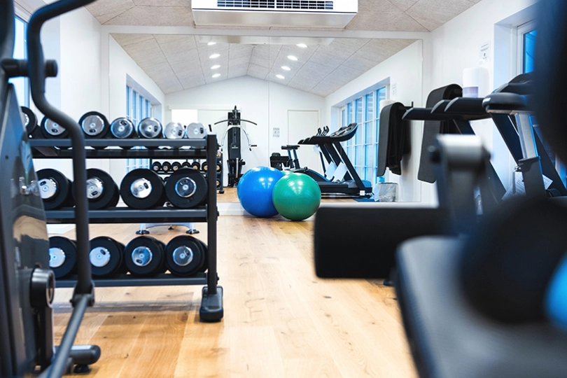 Treningssenter med vekter og tredemølle.jpg