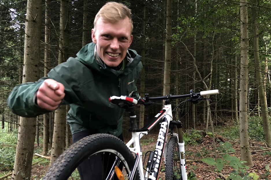 Mann med mountainbike.jpg