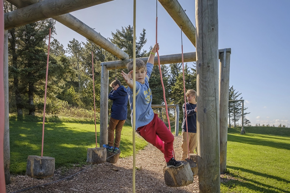 Barn leker ute.jpg