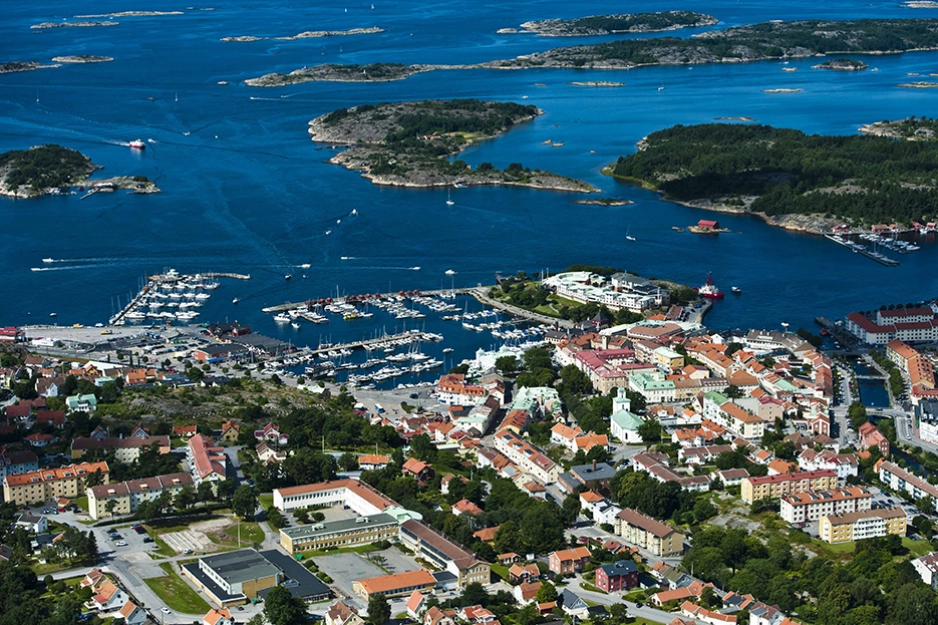 Flygfoto över Strömstad och skärgården.