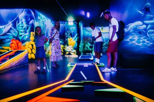 blacklight minigolf skallerup.jpg