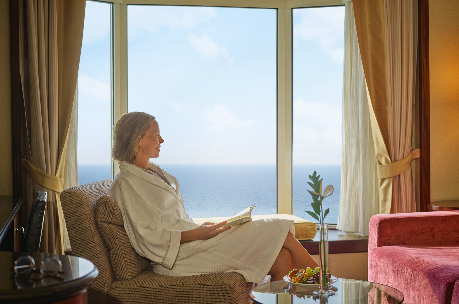 Dame som leser bok i suite